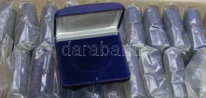 20db vadonatúj díszdoboz, eredeti csomagolásban, 50mm átmérőjű érmékhez! Új ár töredékéért kikiáltva, alkalmi vétel!