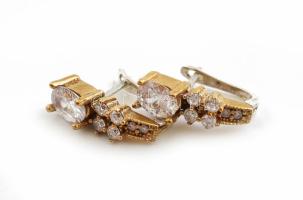 Ezüst(Ag) fülbevalópár fehér kövekkel, jelzett, h: 2,3 cm, bruttó: 9 g