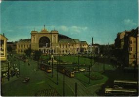 ~1961 Budapest VII. Keleti pályaudvar, Baross tér, villamosok, autóbuszok. Modern Képzőművészeti Alap képeslap (EK)