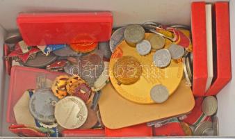 Doboznyi vegyes, magyar és külföldi szocialista jelvény, emlékérem, kitüntetés, sportérem, fémpénz tétel, közte sok tokos T:vegyes