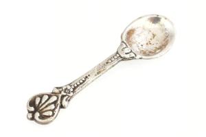 Ezüst(Ag) fűszeres kanál, jelzett, h: 4,5 cm, nettó: 4,1 g