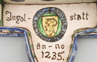 Ingolstadt 1235 jelzéssel: keménycserép róasztali tartó. Jelzett ,mázrepedésekkel XX, sz eleje. sérü...
