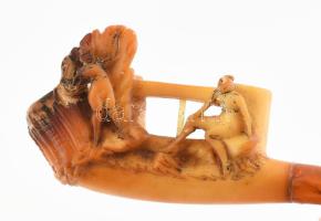 Faragott borostyán pipa, eredeti dobozában, szipka résznél összeragasztva, kis hibával, h: 9 cm