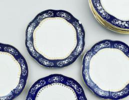 Zsolnay Pompadour tétel: pecsenyés, 6 darab süteményes tányér, 3 csésze 4 alátéttel, jelzettek. Zömm...