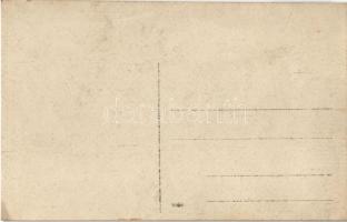 Pipázó magyar katona. Veres, Tamás B. / Hungarian military, soldiers smoking a pipe. photo (EK)