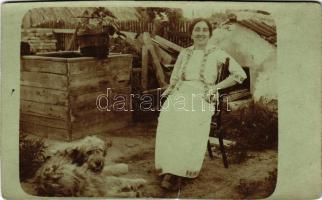 ~1910 Örkény augusztusban, hölgy az udvaron a kút mellett, kutya. photo