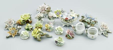 Hatalmas 21 darabos porcelán virág gyűjtemény, zömmel jelzetlenek, kopások előfordulnak jellegükből adódóan, de összességében szép állapotban, vegyes méret