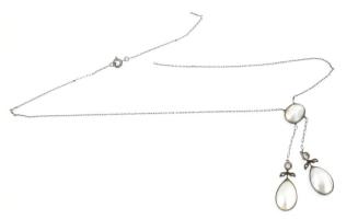 Ezüst (Ag) nyaklánc antik gyöngyház ékítéssel. Lánc sérült br 9,9 g