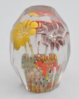 Muránói levélnehezék, tömör, belső színezett üveg virág díszítéssel, lapra csiszolt, jelzés nélkül, alján kopással, m: 10,5 cm