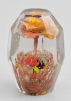 Muránói levélnehezék, tömör, belső színezett üveg virág díszítéssel, lapra csiszolt, jelzés nélkül, kis kopottsággal, m: 10,5 cm