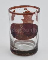 Címeres üveg pohár. bíborszín, kézzel festett XIX. sz, kopott, kis pattanással, m: 8,5 cm