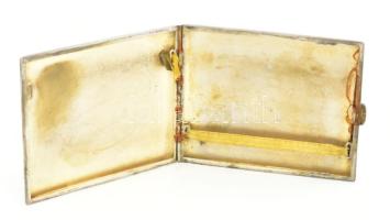 Ezüst (Ag) cigarettatárca, zománc berakással, gilosált díszítéssel. Jelzett, bruttó: 135,2 g, 10x8 c...