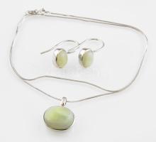 Ezüst(Ag) ékszerszett, kígyó nyaklánc zöld köves medállal és fülbevalóval, jelzett, h: 45 cm, bruttó: 8,9 g