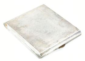 Ezüst (Ag) cigarettatárca, jelzett, 118,4 g, 9x8 cm. Belül nemesi címerekkel, vésett ajándékozási felirattal: Vida Artúr (1880-1934) építész részére (többek között a szombathelyi Savaria Nagyszálló és a karcagi Városháza tervezője).