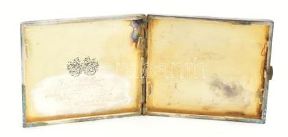 Ezüst (Ag) cigarettatárca, jelzett, 118,4 g, 9x8 cm. Belül nemesi címerekkel, vésett ajándékozási fe...