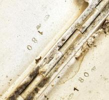 Ezüst (Ag) cigarettatárca, zománc berakással, gilosált díszítéssel. Jelzett, a berakáson kis hiányok...