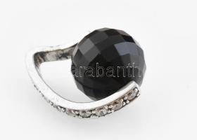 Ezüst(Ag) köves, fekete gyöngyös medál, jelzett, h: 2 cm, bruttó: 3,9 g