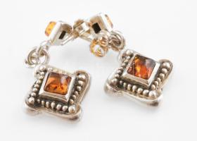 Ezüst(Ag) borostyános fülbevalópár, jelzett, h: 3,5 cm, bruttó: 7,9 g