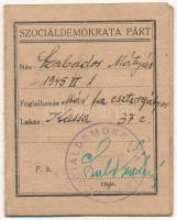 1945 Debrecen, a Szociáldemokrata Párt tagsági igazolványa, kassai illetőségű faesztergályos részére kiállítva, "Szociáldemokrata Párt Debreceni Csoportja" bélyegzővel, tagbélyegekkel