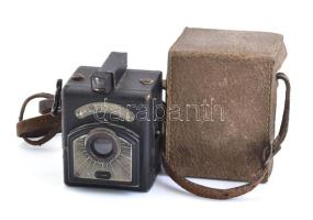 cca 1950 Altissa Box fényképezőgép, Altissar Periskop 1:8 objektívvel, eredeti bőr tokjában, megviselt állapotban