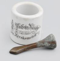 Kecskemét Mátyás király gyógyszertár, porcelán krémes tégely, hozzá kis bronz törő 4,35 cm