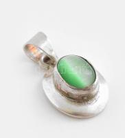 Ezüst(Ag) medál zöld kővel, jelzett, h: 1,5 cm, bruttó: 1,8 g