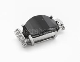 Ezüst(Ag) medál fekete kővel, jelzett, h: 2,5 cm, bruttó: 2,3 g