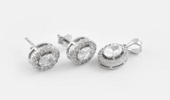 Ezüst(Ag) ékszerszett, medál és fülbevalópár, jelzett, bruttó: 4,2 g