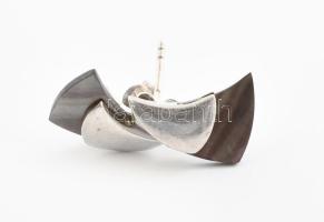 Ezüst(Ag) gyöngyházas fülbevalópár, jelzett, h: 1,5 cm, bruttó: 2,7 g