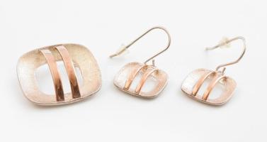 Ezüst(Ag) ékszerszett, fülbevalópár és medál, jelzett, nettó: 7,6 g