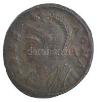 Római Birodalom / Siscia / I. Constantinus 330-333. AE Follis bronz (2,08g) T:XF,VF Roman Empire / Siscia / Constantine I 330-333. AE Follis bronze VRBS ROMA / [..]SIS dot (2,08g) C:XF,VF