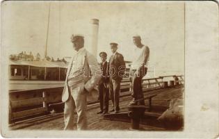 1916 Paks, dunai kikötő, gőzhajó, DGT állomásfőnök és legénység többi tagja. photo