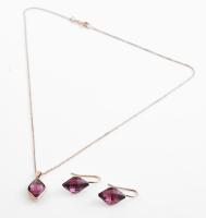 Ezüst(Ag) ékszerszett: lila köves fülbevalópár medálos nyaklánccal, jelzett, bruttó: 5,1 g