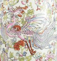 Kínai porcelán váza, kézzel zománc festett, griffmadár motívummal, jelzett, m: 36 cm
