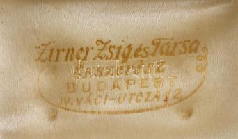 Arany (Au) 14 K fülbevalópár 0,25 és 0,1 ct gyémántokkal, jelzés nélkül, h: 2 cm, bruttó: 6 g