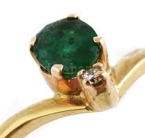 Arany (Au) 18K gyűrű természetes smaragddal, 0,3 ct, gyémánttal, ca. 0,01 ct, modern briliáns, jelze...