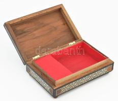 Csont és fa intarziás zenélő doboz, kis sérülésekkel, de szép állapotban, zenél, 21x14x6 cm