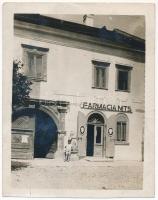 1921 Szamosújvár (Gherla), Erdély, gyógyszertár bejárata, körbevágott fotólap, megírva és postázva, 11x8,5 cm