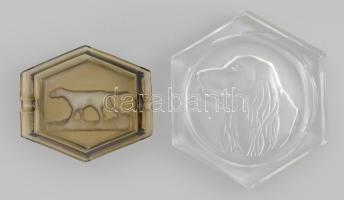 2 darab formába préselt üveg hamuzó, savmaratott kutya mintával, kopással, jelzés nélkül, h: 13-17 cm