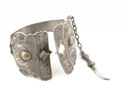 Karperec, kardos díszítménnyel, fém