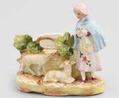 cca 1900, kislány bárányokkal, figurális porcelán vitrindísz, hibátlan, jelzés nélkül, m: 10 cm