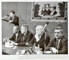 Szalay Zoltán: Ilyenek voltunk. Magyarország elmúlt ötven éve. Bp., 2004, Work Press Kft. Egészoldal...