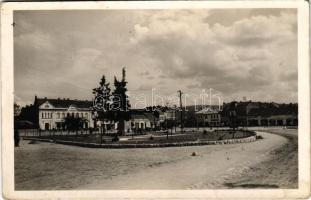 Ipolyság, Sahy; Horthy Miklós tér, Lengyel szálloda, Gyógyszertár, Sigeti József, Hanza, Adler, Fuchs és Brack üzlete. Polgár I. kiadása / square, hotel, shops, pharmacy (EK)