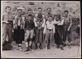 1939 Magyar cserkészek ruszin népviseletben lévő faitalokkal, Kárpátalja, Kőrösmező, jelzetlen fotó, felületén törésnyomok, 17×23 cm