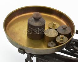 Antik kéttálcás konyhamérleg, 7 klf súllyal, díszes, jelzéssel, szép állapotban