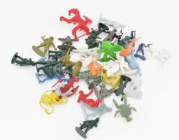 cca 30 db műanyag katona