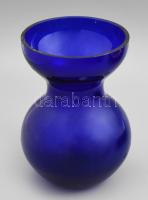 Minimalista maratott mintával királykék üvegváza, jelzés nélkül, kopással, m: 19 cm