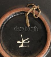 Hőgye Katalin: Dísztál. Mázas kerámia, jelzéssel, kopással, d: 30 cm