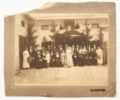cca 1900 Esküvői csoportkép magyar zászlókkal, nagyméretű fotó kartonon, Wykopal János fényképész felvétele (Felvidék, Zsolna / Pöstyén), a karton erősen sérült, 26,5x20 cm
