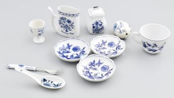 10 darab klf hagymamintás porcelán, vegyes méretben, közte jelzettek, szép állapotban